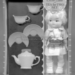 Une poupée avec un set à thé
