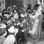 Les enfants rencontrent Saint-Nicolas à la boulangerie Jos Vaillancourt sur la rue St-Joseph, Québec, le 5 décembre 1953