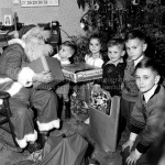 Le Père Noël remet les cadeaux aux enfants qui ont été sage durant toute l'année