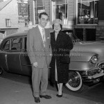 Un couple près d'une Cadillac 1956 devant le concessionnaire Cadillac sur la rue de la Couronne à Québec. Photographe Lefaivre & Desroches, 20 octobre 1956.