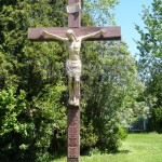 La croix funéraire où reposent Hector de Saint-Denys Garneau et sa cousine, Anne Hébert à Sainte-Catherine-de-la-Jacques-Cartier. Photographe, Jocelyn Paquet, 2012.