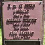 La plaque d'Hector de Saint-Denys Garneau sur la croix funéraire. Photographe, Jocelyn Paquet, 2012.