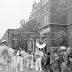 Fanfare près du Patronage Laval sur la rue Bigaouette à l’angle de St-Léon dans le quartier St-Sauveur à Québec , vers 1960