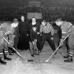 Une mise au jeu entre Jackie Leclair des As de Québec et Jean Béliveau des Canadiens de Montréal, le 2 octobre 1960