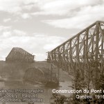 Construction du pont de Québec en 1916, la travée centrale est accrochée aux bras cantilevers. La manoeuvre sera un échec car déstabilisée, la travée retombe et coule dans le fleuve
